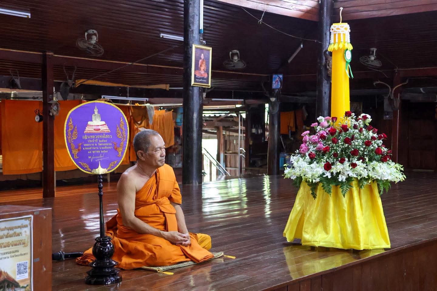 การแข่งขันตกแต่งต้นเทียนและการร่วมถวายเทียนพรรษา
