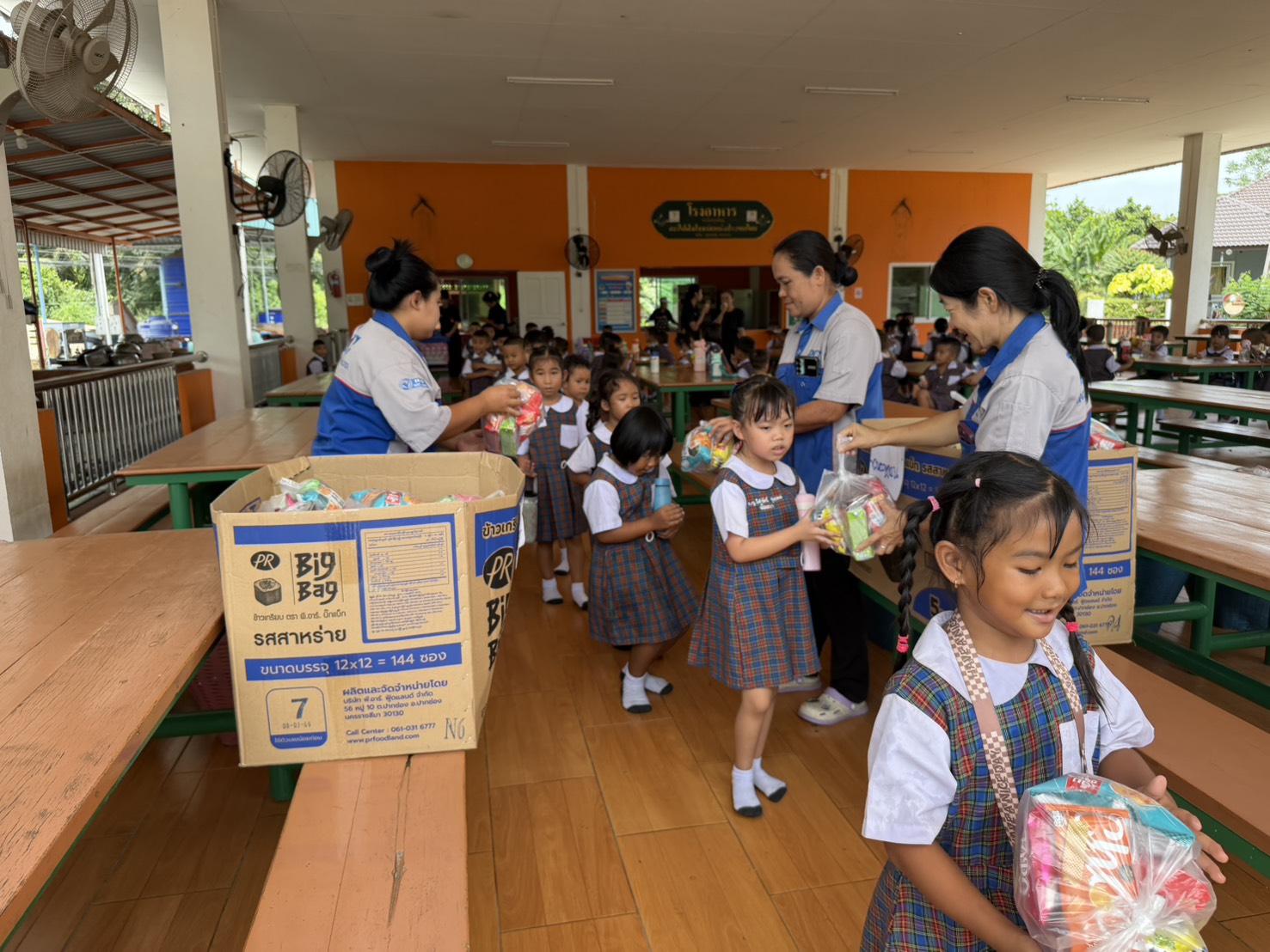บริษัทเดชาสตีล คุณทินกร คุณดวงเนตร เลี้ยงไอศครีมและขนม